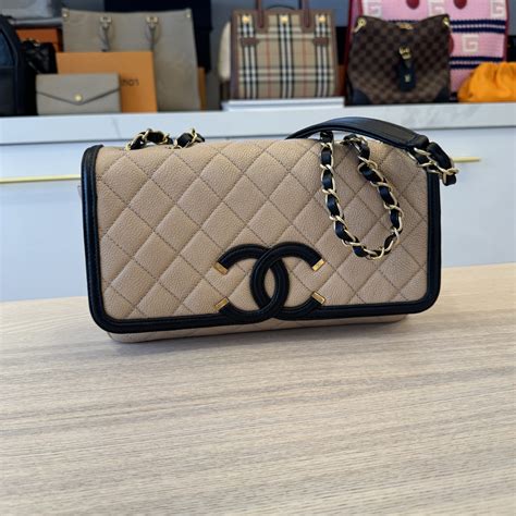chanel filigree flap bag size